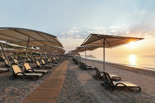 Playa privada, sillas reclinables de playa, sombrillas, ski acuático