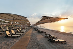 Privatstrand, Liegestühle, Sonnenschirme, Wasserski