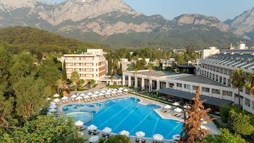 Innenpool, 2 Außenpools, Sonnenschirme, Liegestühle