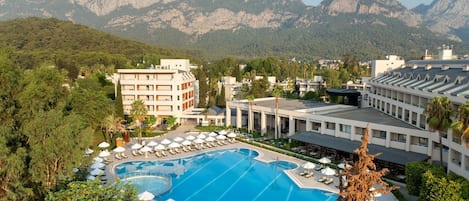 Piscine couverte, 2 piscines extérieures, parasols de plage
