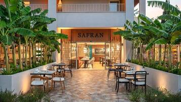 4 restaurants; breakfast, lunch and dinner served