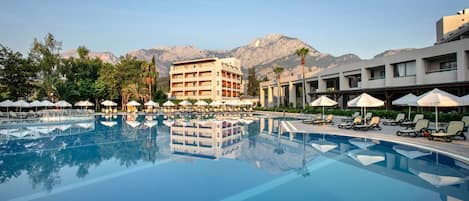 Una piscina techada, 2 piscinas al aire libre, sombrillas