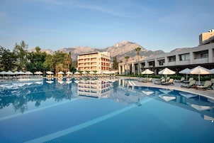 Una piscina cubierta, 2 piscinas al aire libre, sombrillas, tumbonas