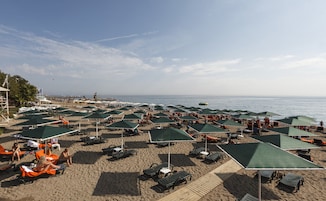 Playa privada, sillas reclinables de playa, sombrillas, ski acuático