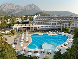 Εσωτερική πισίνα, 2 εξωτερικές πισίνες, ομπρέλες πισίνας, ξαπλώστρες