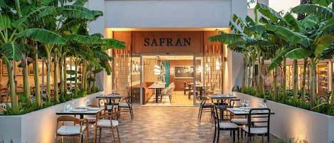 4 restaurants, breakfast, lunch, dinner served; Italian cuisine