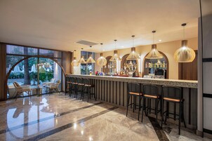 5 barir/setustofur, sundlaugabar