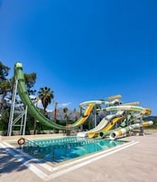 Una piscina cubierta, 2 piscinas al aire libre, sombrillas, tumbonas