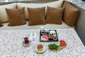 Tägliches Frühstücksbuffet (5 EUR pro Person)