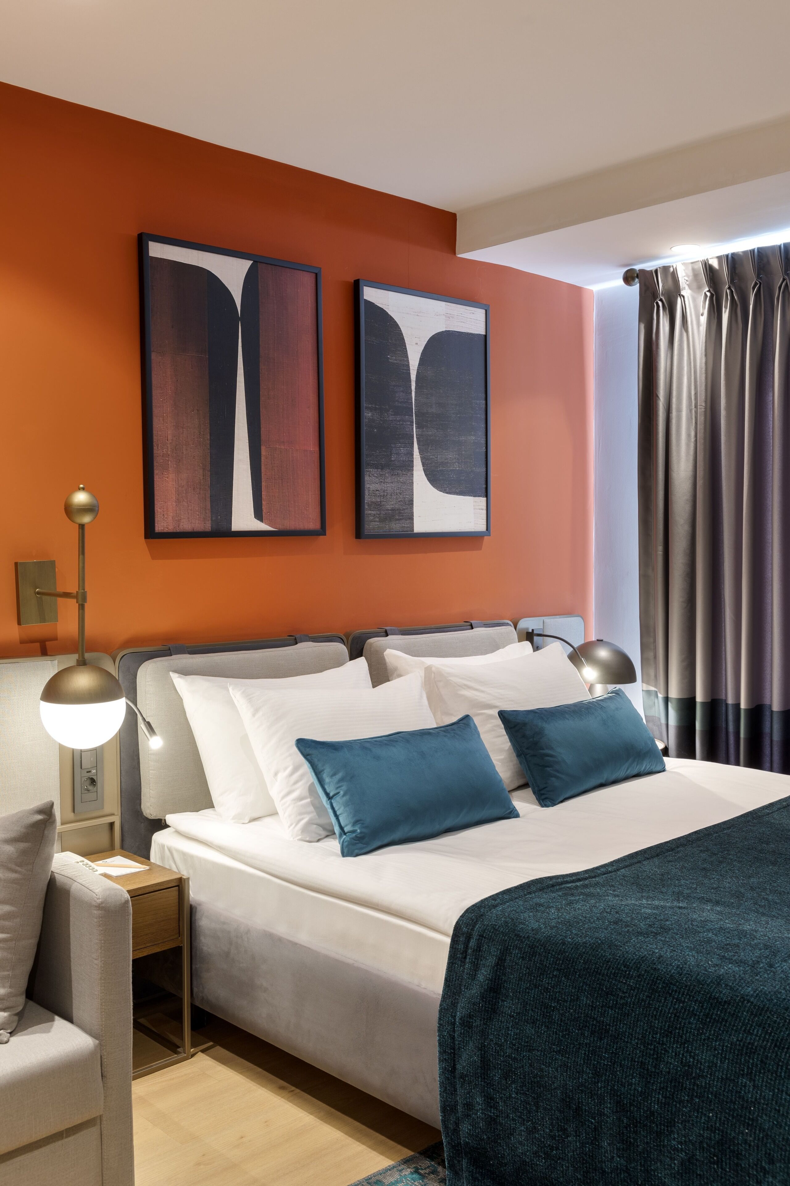 Minibar, laptop workspace, soundproofing, WiFi (free)