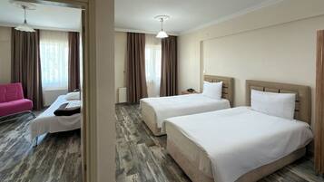 Standard Triple Room | 1 bilik tidur, item bar mini percuma, peti besi dalam bilik