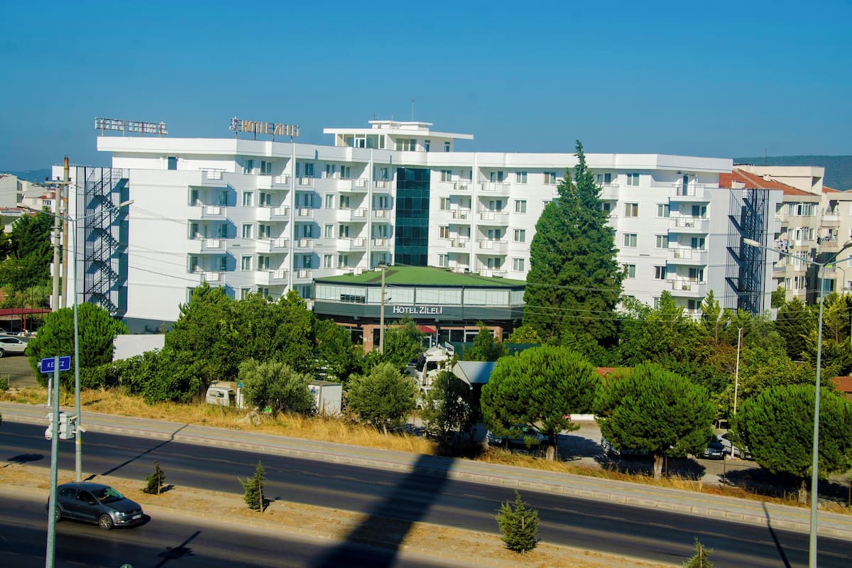1 bedroom, premium bedding, minibar (some free items), desk