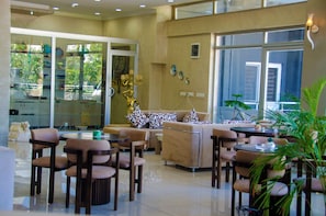 Petit déjeuner, déjeuner et dîner servis sur place, vue sur le jardin