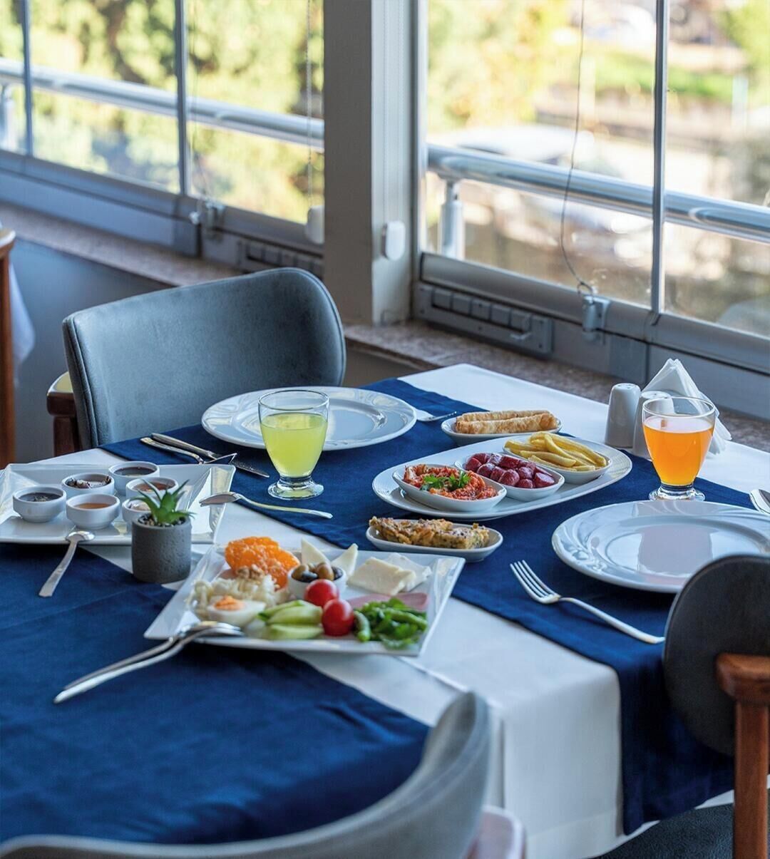 حيث تُقدم وجبات الإفطار، الغداء، الأطباق المحلية، إطلالات على الحديقة