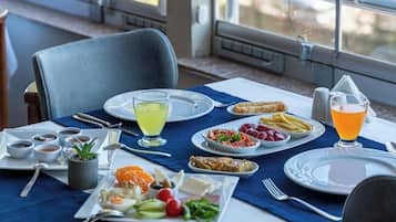 حيث تُقدم وجبات الإفطار، الغداء، الأطباق المحلية، إطلالات على الحديقة