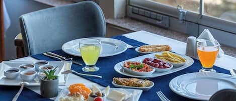 Frukost och lunch serveras, med utsikt mot trädgården