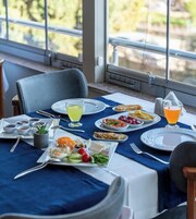 供应早餐、午餐和晚餐，地方菜，花园景观