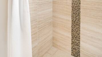 Deluxe Room | Bathroom