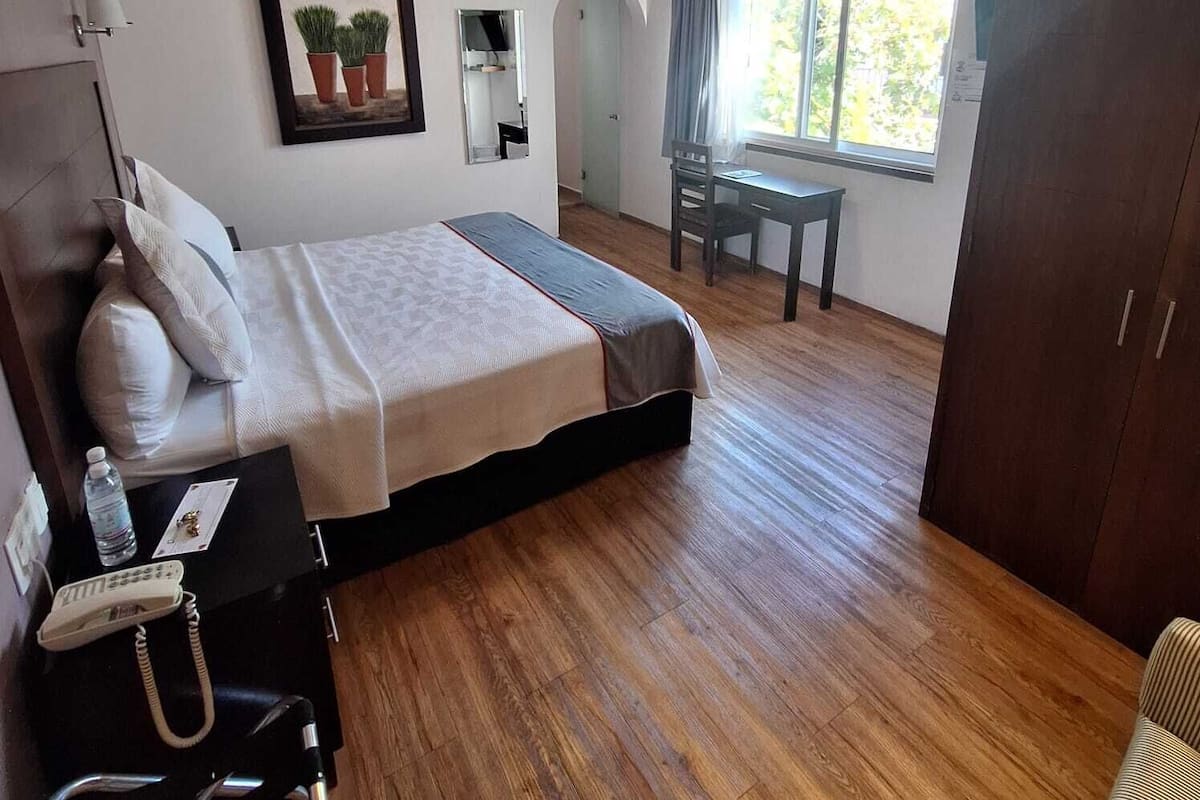 Ropa de cama de alta calidad y caja de seguridad en la habitación