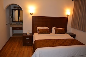 Standard Room, 1 Bedroom | 1 bedroom, premium bedding, in-room safe, desk
