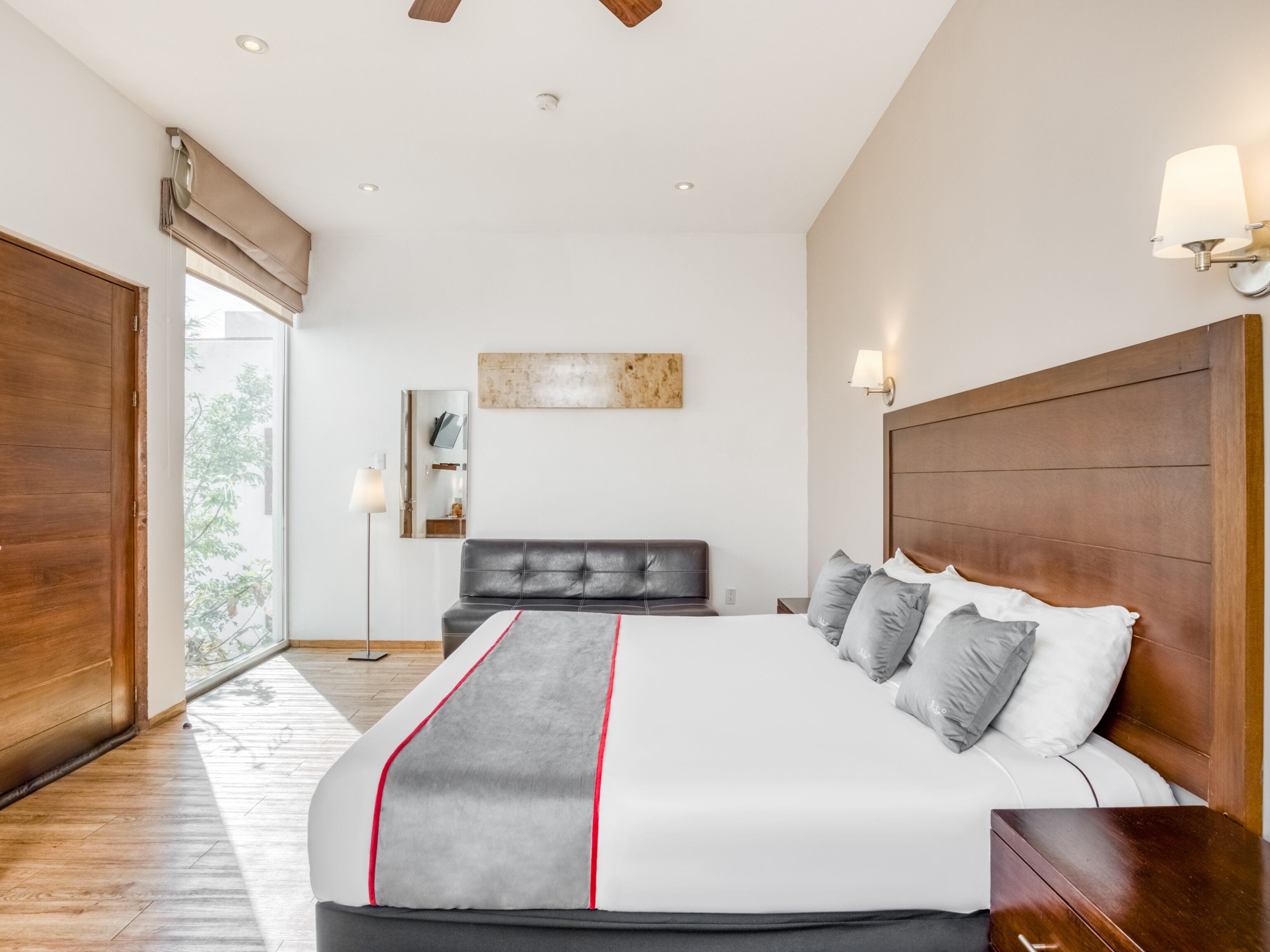 Deluxe-rum | Sängtillbehör av högsta kvalitet och värdeförvaringsskåp på rummet