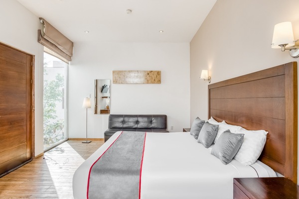 Deluxe-rum | Sängtillbehör av högsta kvalitet och värdeförvaringsskåp på rummet