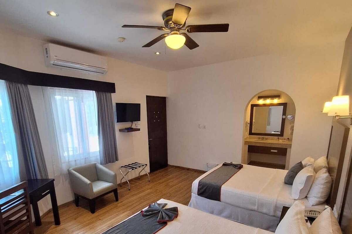 Ropa de cama de alta calidad y caja de seguridad en la habitación