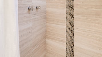Family Double Room | Bathroom | Shower, free toiletries, hair dryer, towels