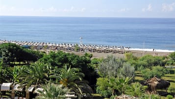Spiaggia privata, lettini da mare, ombrelloni, pallavolo