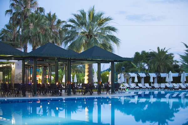 Piscine couverte, piscine extérieure, parasols de plage, chaises longues