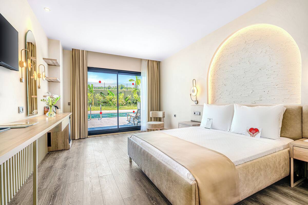 Family Suite Room With Swim Up | Minibar, in-room safe, desk, WiFi (surcharge)