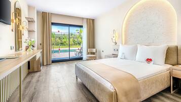 Family Suite Room With Swim Up | Minibar, safe på rommet, skrivebord og wi-fi (mot et tillegg)