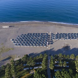 Plage privée, chaises longues, parasols, beach-volley