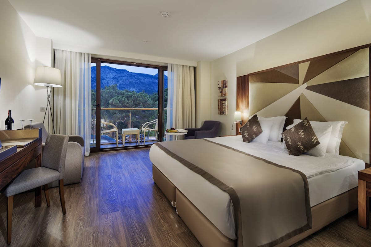 Premium bedding, free minibar, in-room safe, laptop workspace