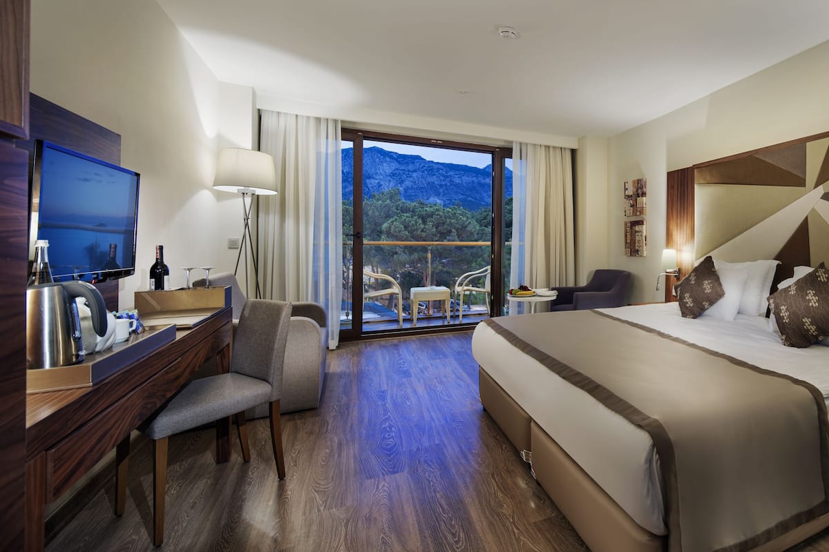 4 bedrooms, premium bedding, free minibar, in-room safe