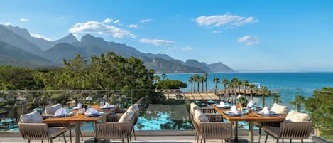 8 restaurants; lunch, dinner, and brunch served