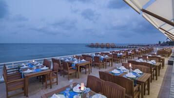 8 restaurantes; se sirven almuerzos, cenas, brunch y cocina vegana