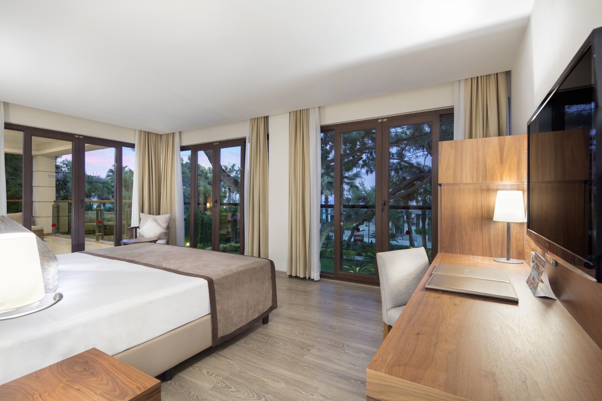 高級寝具、ミニバー (無料)、セーフティボックス (室内)、ノートパソコン用作業スペース