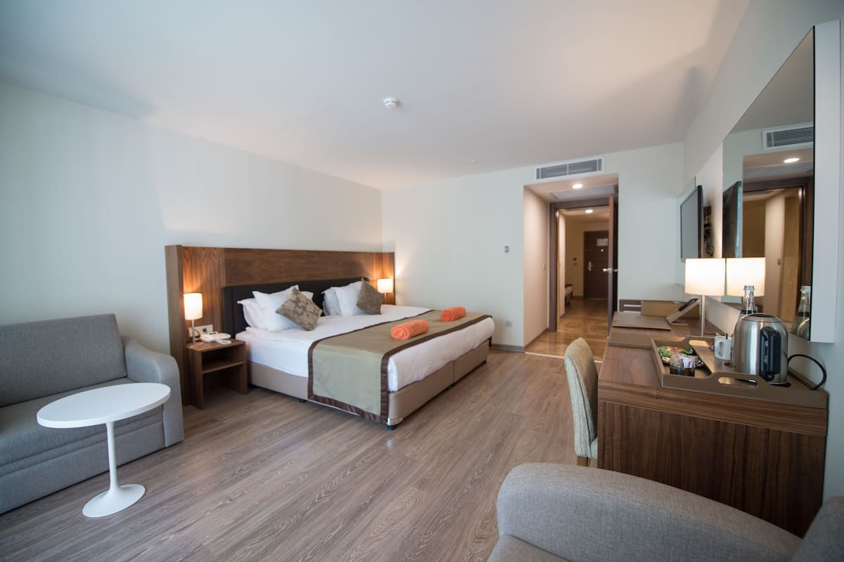 Family Suite | Premium bedding, free minibar, in-room safe, laptop workspace