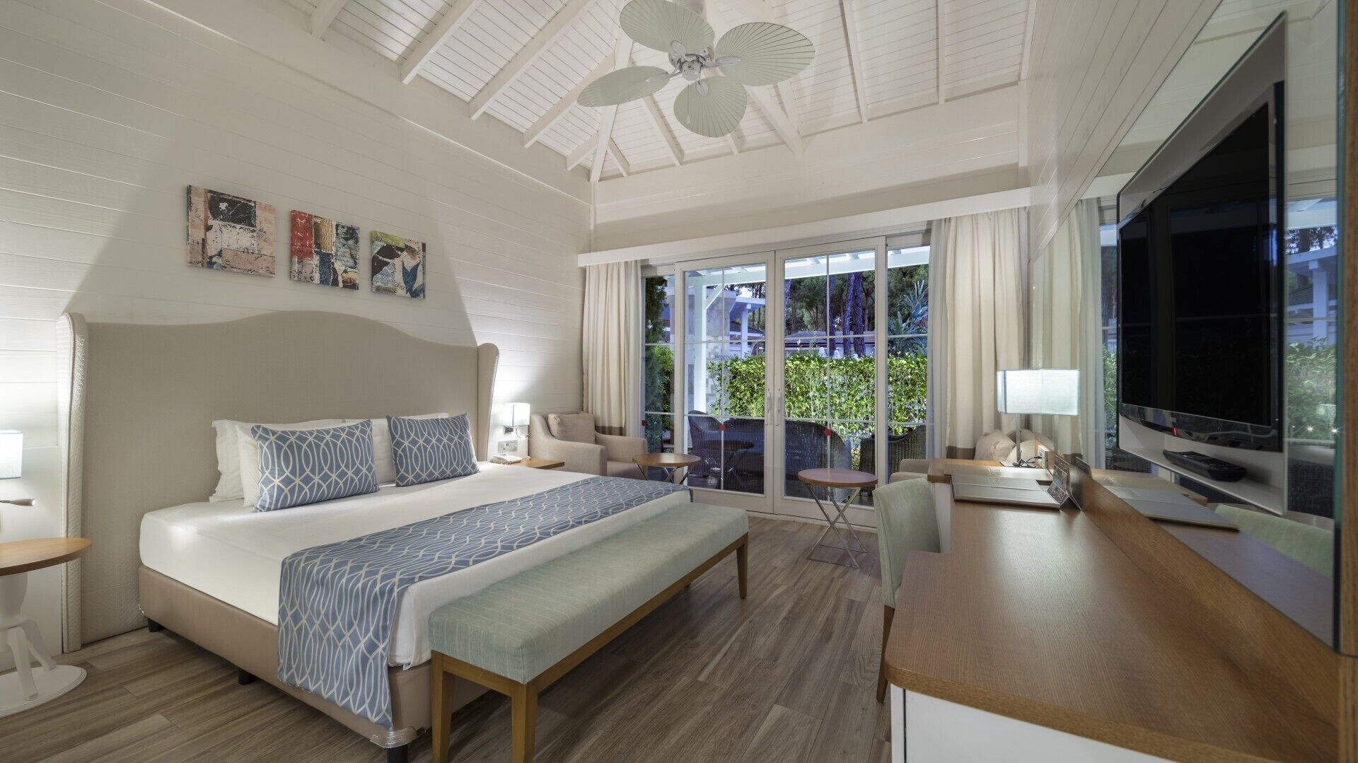 Villa Cedar | 高級寝具、ミニバー (無料)、セーフティボックス (室内)、ノートパソコン用作業スペース