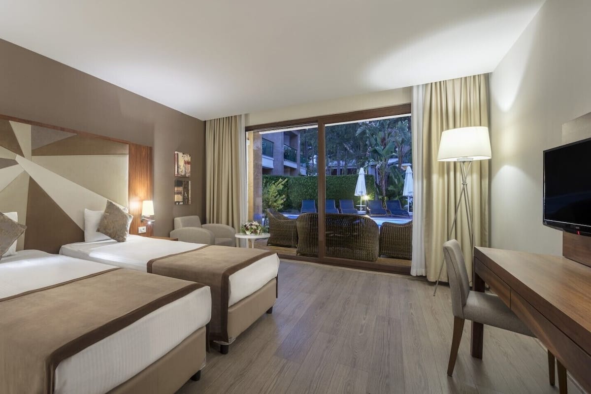 Lagoon Family Deluxe Suite Swim-up Sharing Pool | Premium bedding, free minibar, in-room safe, laptop workspace