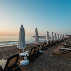 Playa privada, camastros, sombrillas y vóleibol de playa
