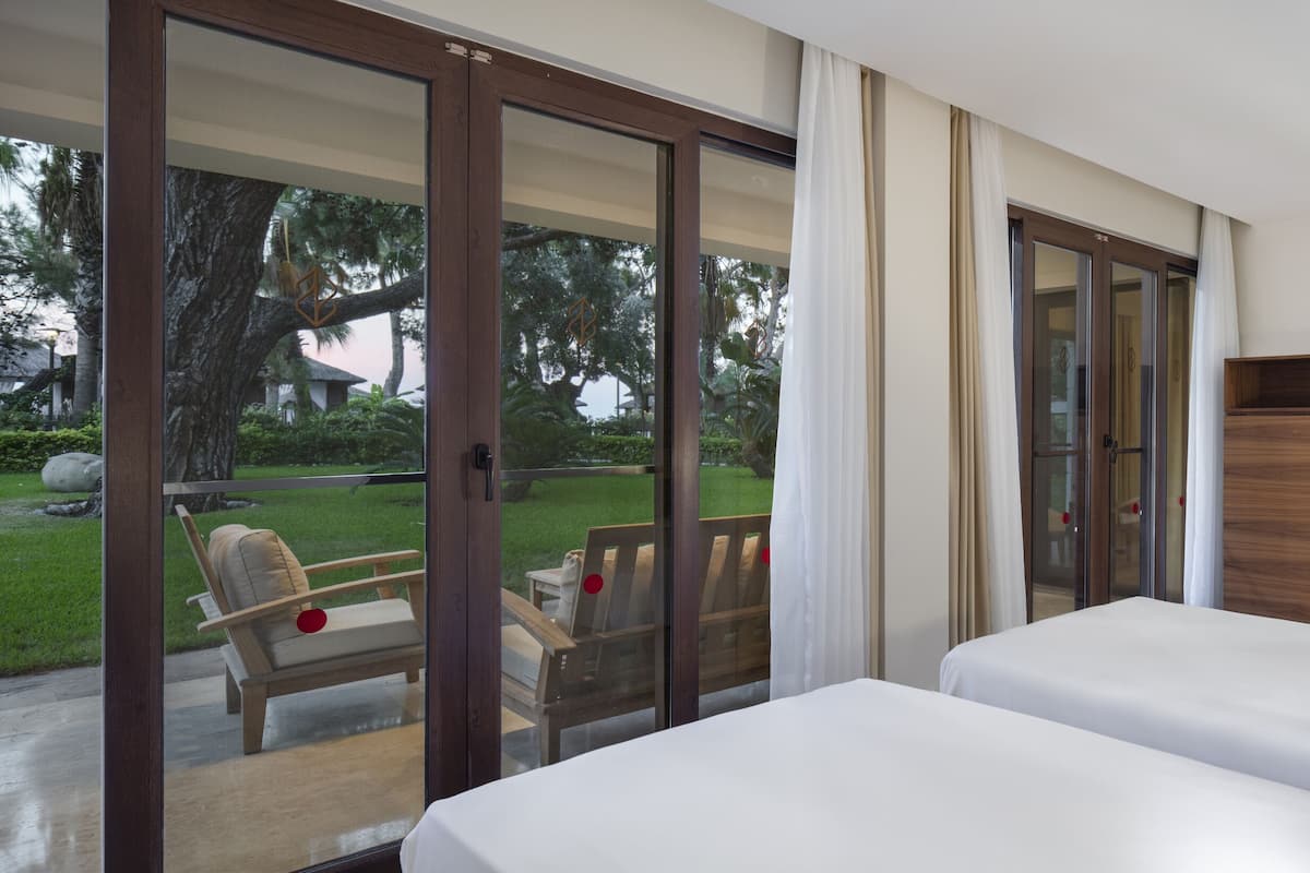 4 bedrooms, premium bedding, free minibar, in-room safe