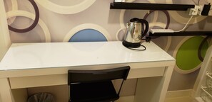 Laptop workspace, free WiFi - Sunrise International - Boutique Hostel (Kowloon)