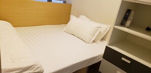 Laptop workspace, free WiFi - Sunrise International - Boutique Hostel (Kowloon)
