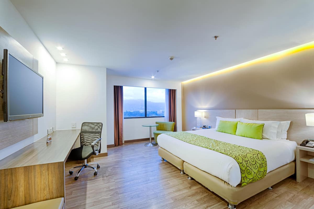 Ropa de cama de alta calidad, minibar, caja fuerte y escritorio