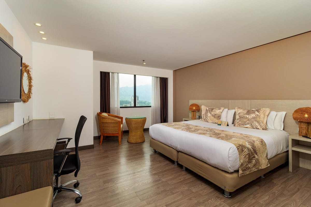 Ropa de cama de alta calidad, minibar, caja fuerte y escritorio