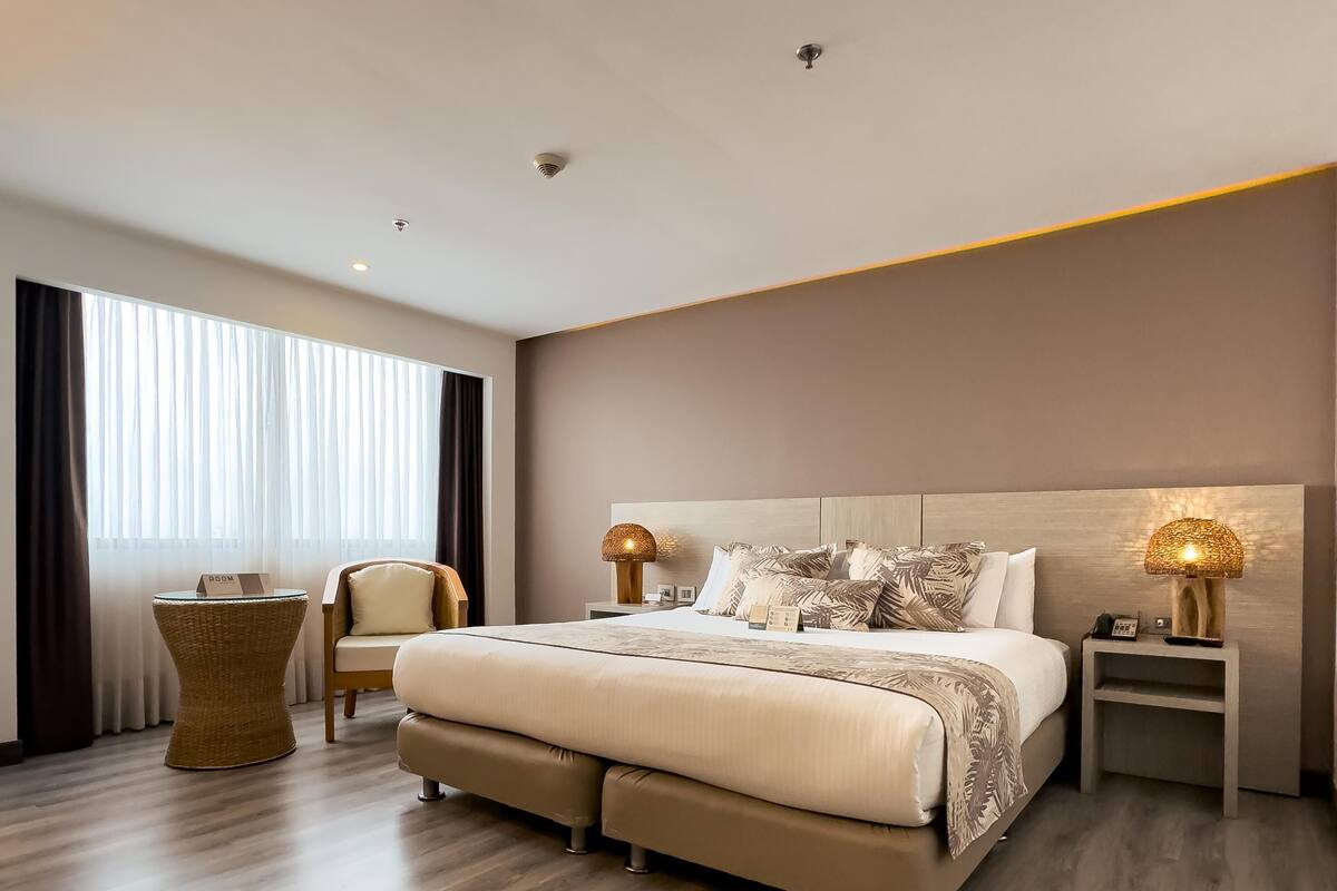Ropa de cama de alta calidad, minibar, caja fuerte y escritorio
