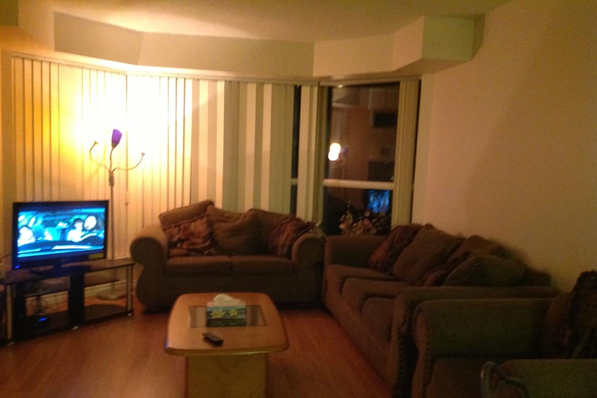 Deluxe kamer, 3 slaapkamers | Woonkamer | Flatscreentelevisie
