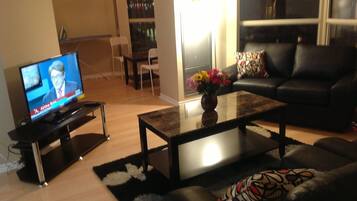 Deluxe 2 - Bedrooms | Living room | Flat-screen TV